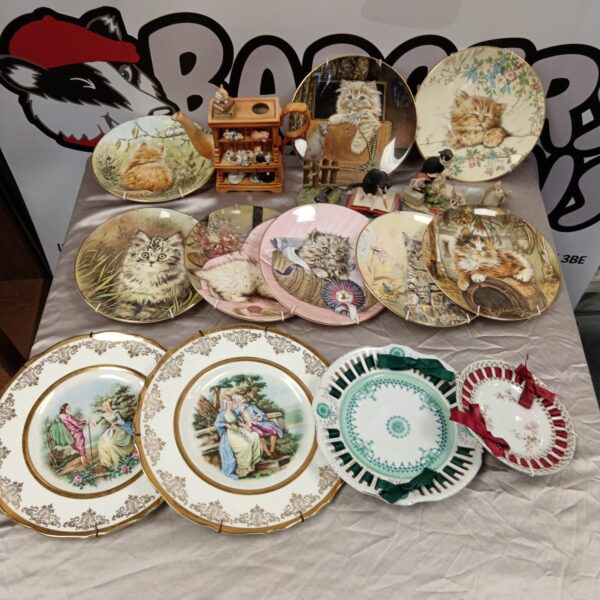 Vintage collectible cat plates and ornaments on display.