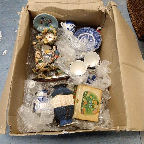 Mixed china lot featuring vintage Willow pattern porcelain.