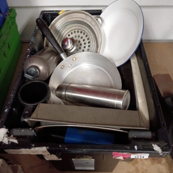 Catering equipment lot including enamel bowl and stainless steel stockpot.