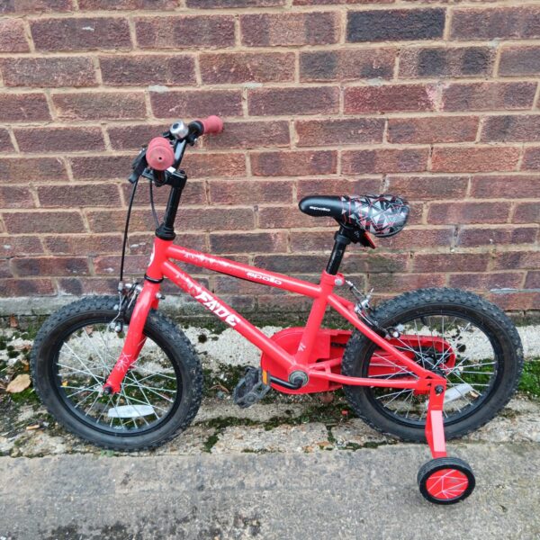 Red Apollo Fade child's bike with stabilisers, ideal for learning.