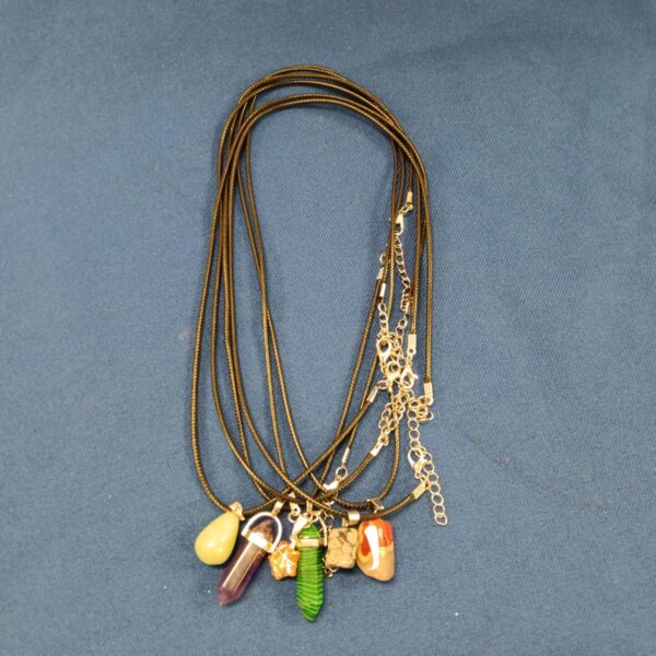 Lot of five colourful semi-precious stone pendant necklaces.