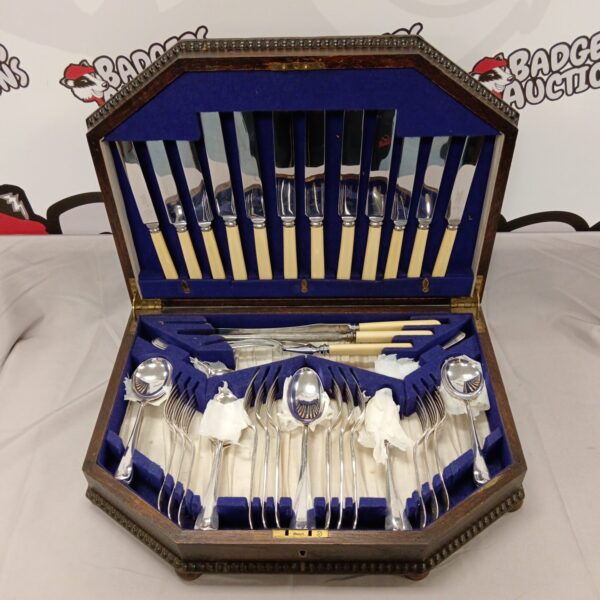 Vintage Viners Sheffield silver plate cutlery set in wooden case.