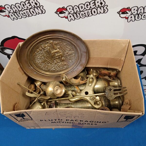 Mixed lot of vintage brass ware and ornaments.