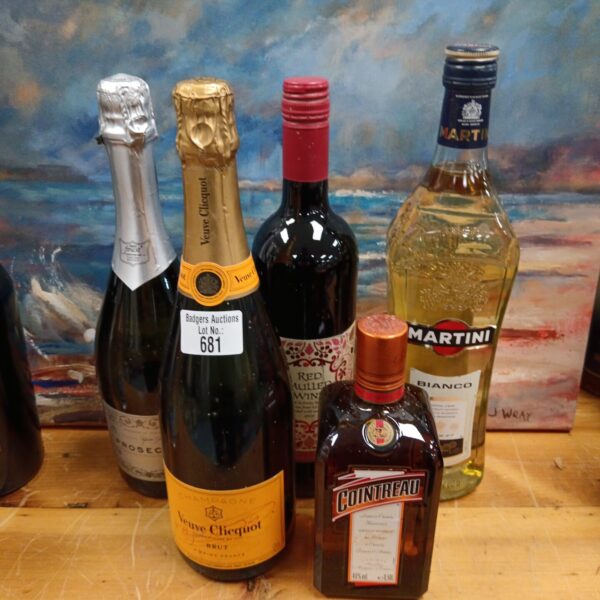 Mixed lot of wine and champagne including Veuve Clicquot.