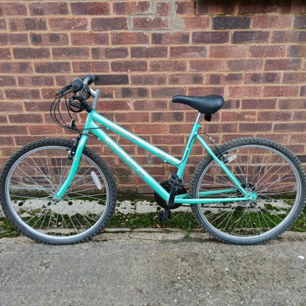 Red Integra Phantom child's mountain bike, ideal for outdoor adventures.