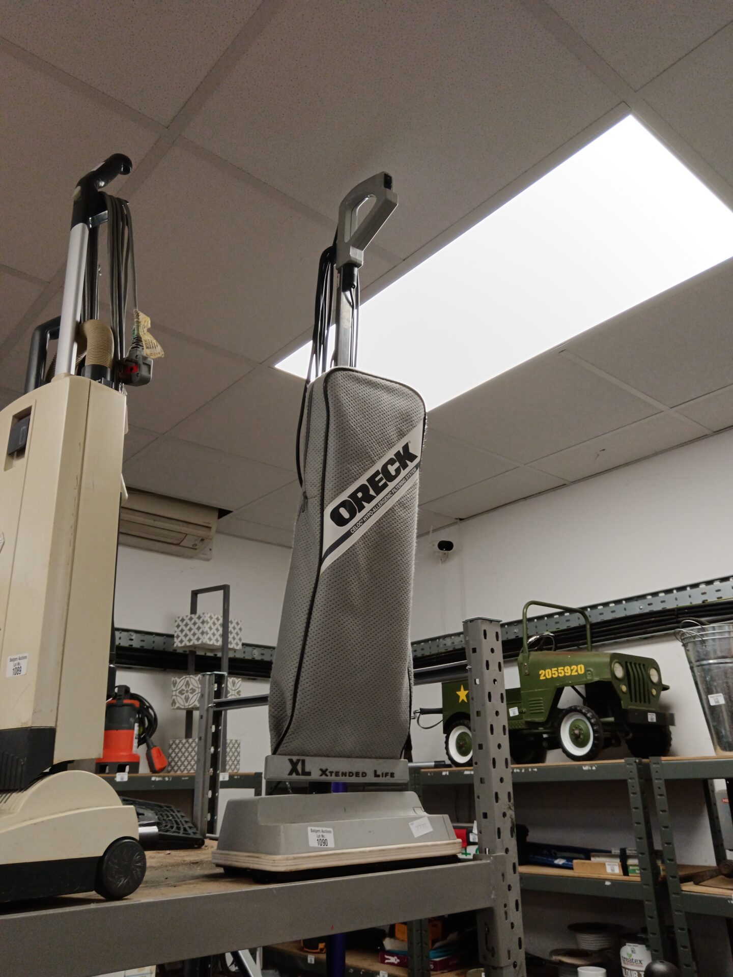 1090 Oreck XL vacuum cleaner working