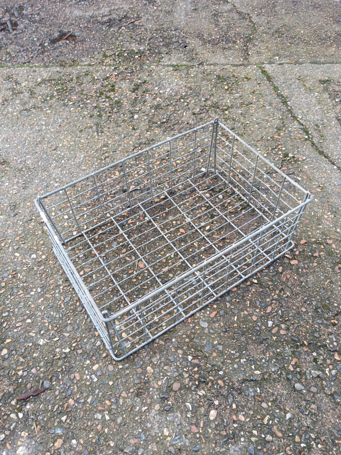 1093 Galvanised metal basket tray