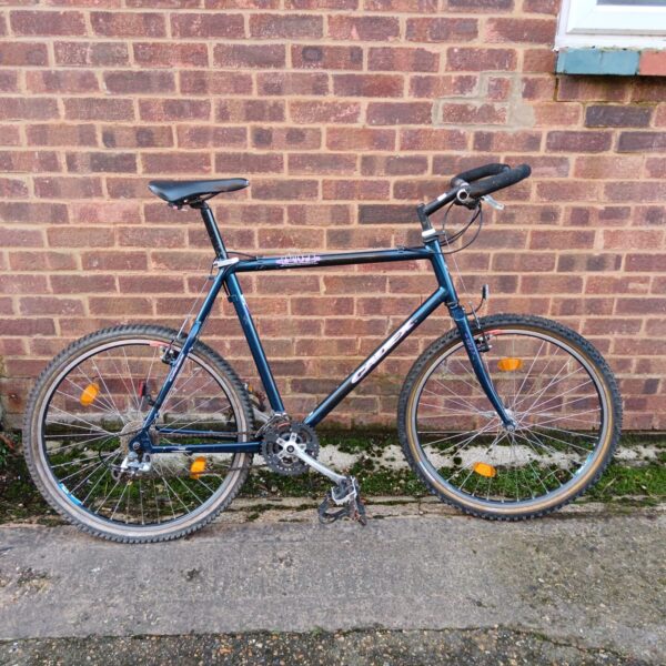 Vintage Cadex CFM4 carbon fibre road bike in good condition.