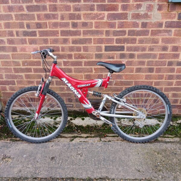 Red Magna Tomcat mountain bike for children, pre-owned condition.