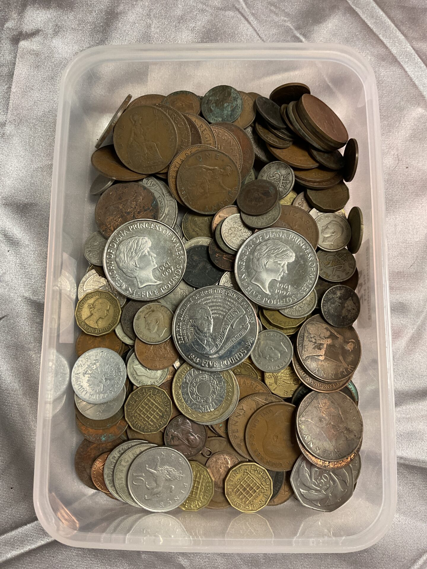 744 Tray of assorted coins Inc three £5 Coins
