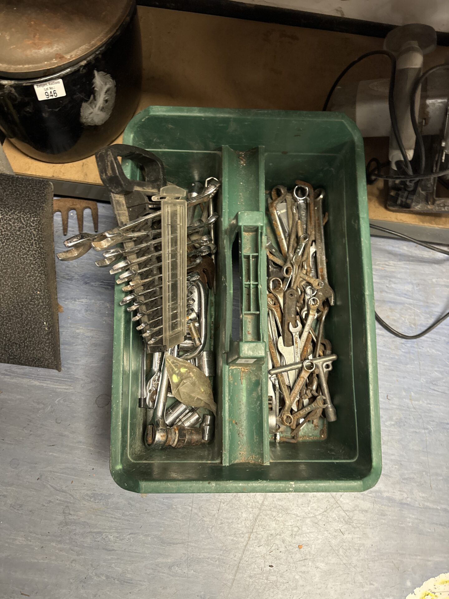 945 Tray of tools, mostly spanners