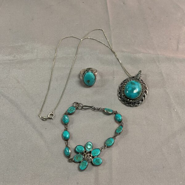 Turquoise 925 silver jewellery set with ring, necklace and bracelet.
