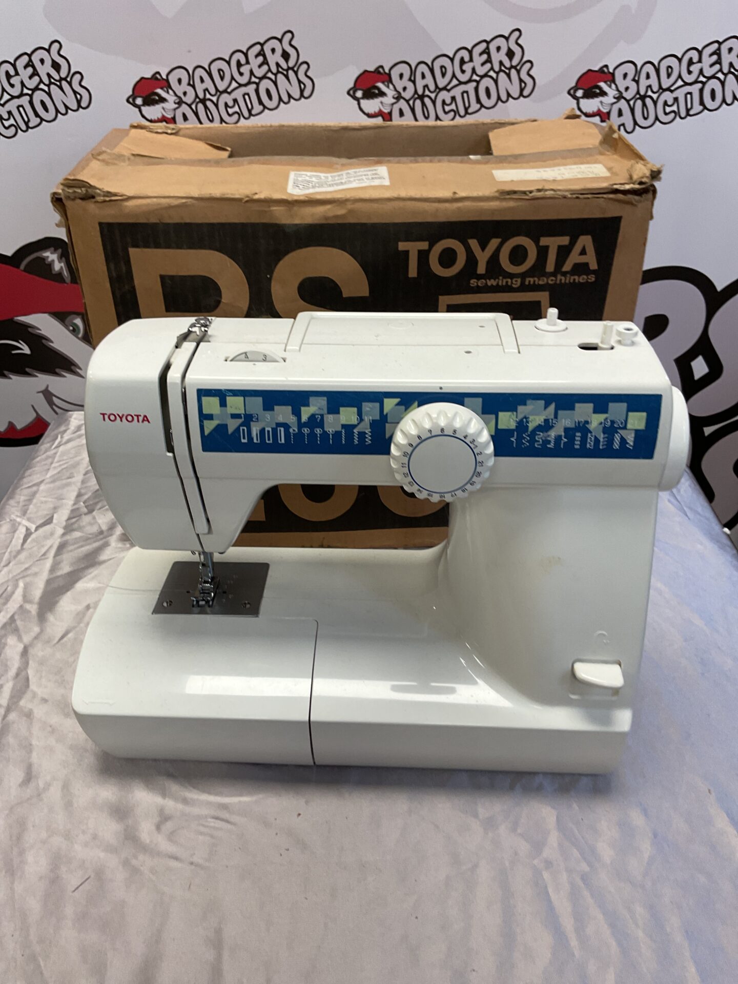 155 Toyota RS2000 sewing machine in box
