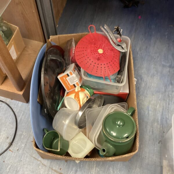 Assorted kitchenware lot including a green teapot and colander.