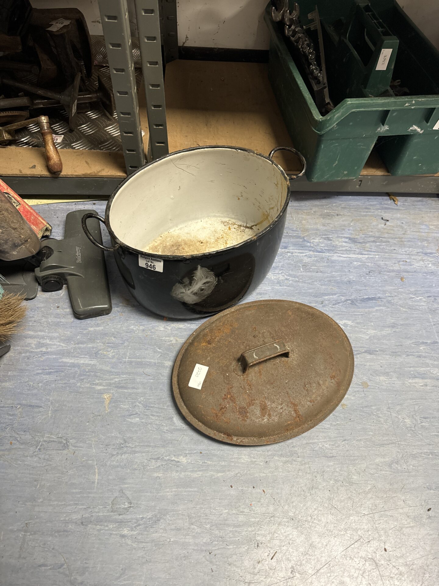 946 Vintage iron cooking pot