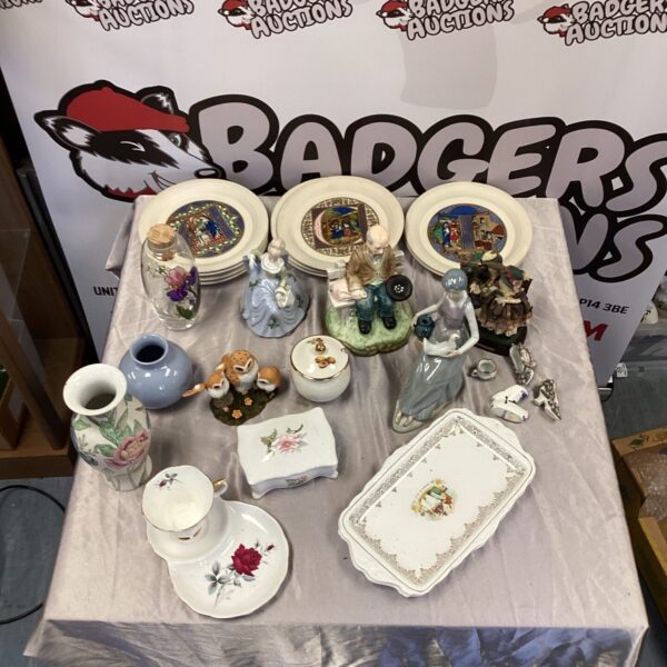 Lot of vintage Hornsea Pottery Christmas plates for collectors.