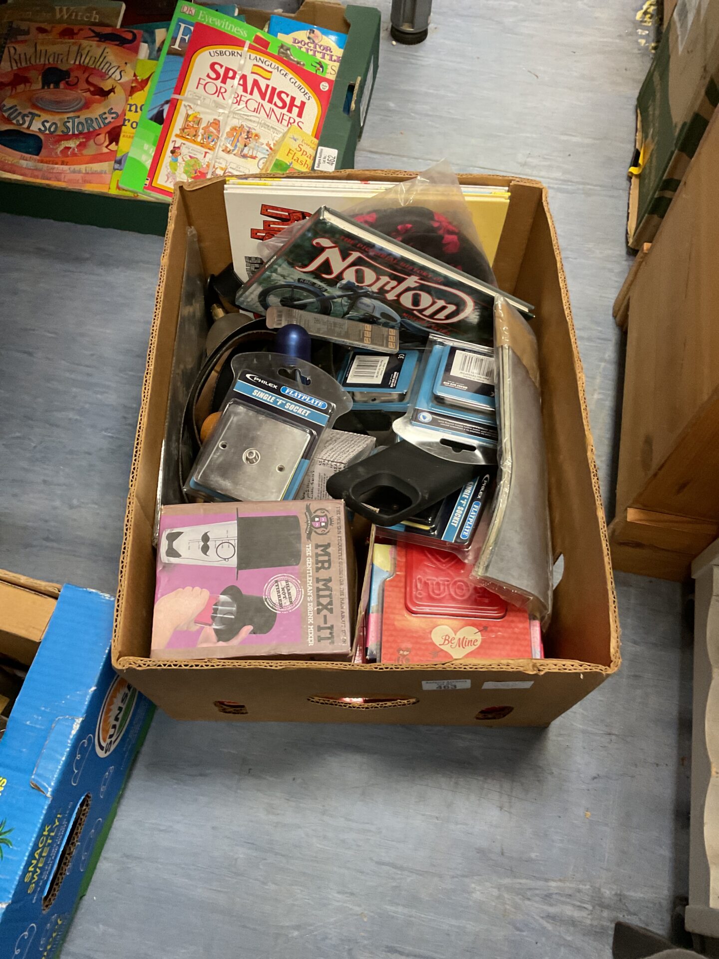 463 Box of mixed inc single f socket and mr mix it