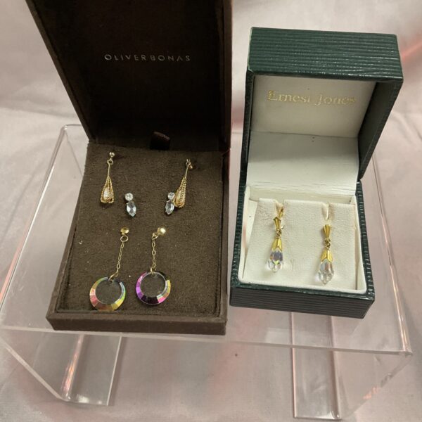 Four pairs of earrings including 9ct gold, presented in a box.
