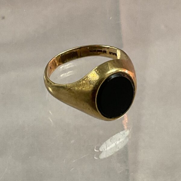 Polished 9ct gold signet ring with a black onyx stone.