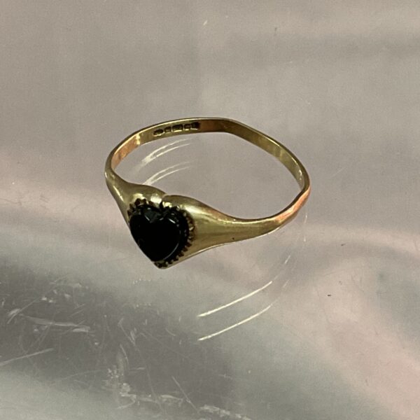 Vintage 9ct gold ring with heart shaped onyx stone.