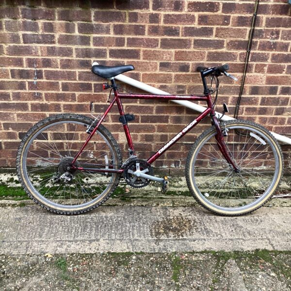 Vintage Diamondback Traverse mountain bike in red.