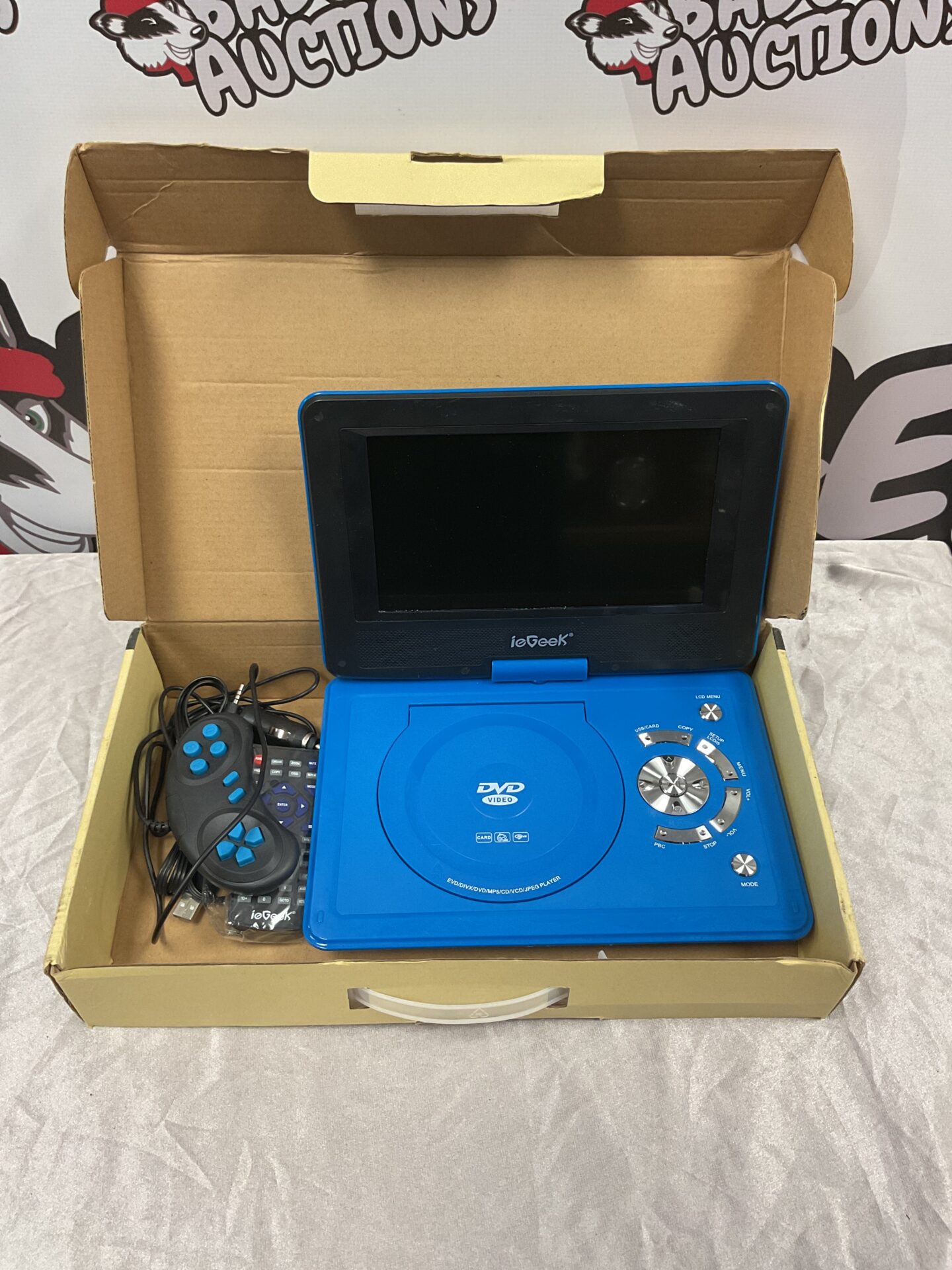 185 IeGeek portable DVD player NS-108