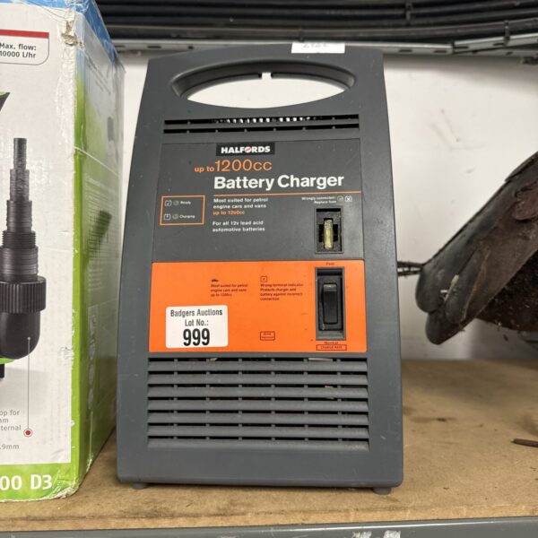 Halfords car battery charger for 12V lead-acid batteries.
