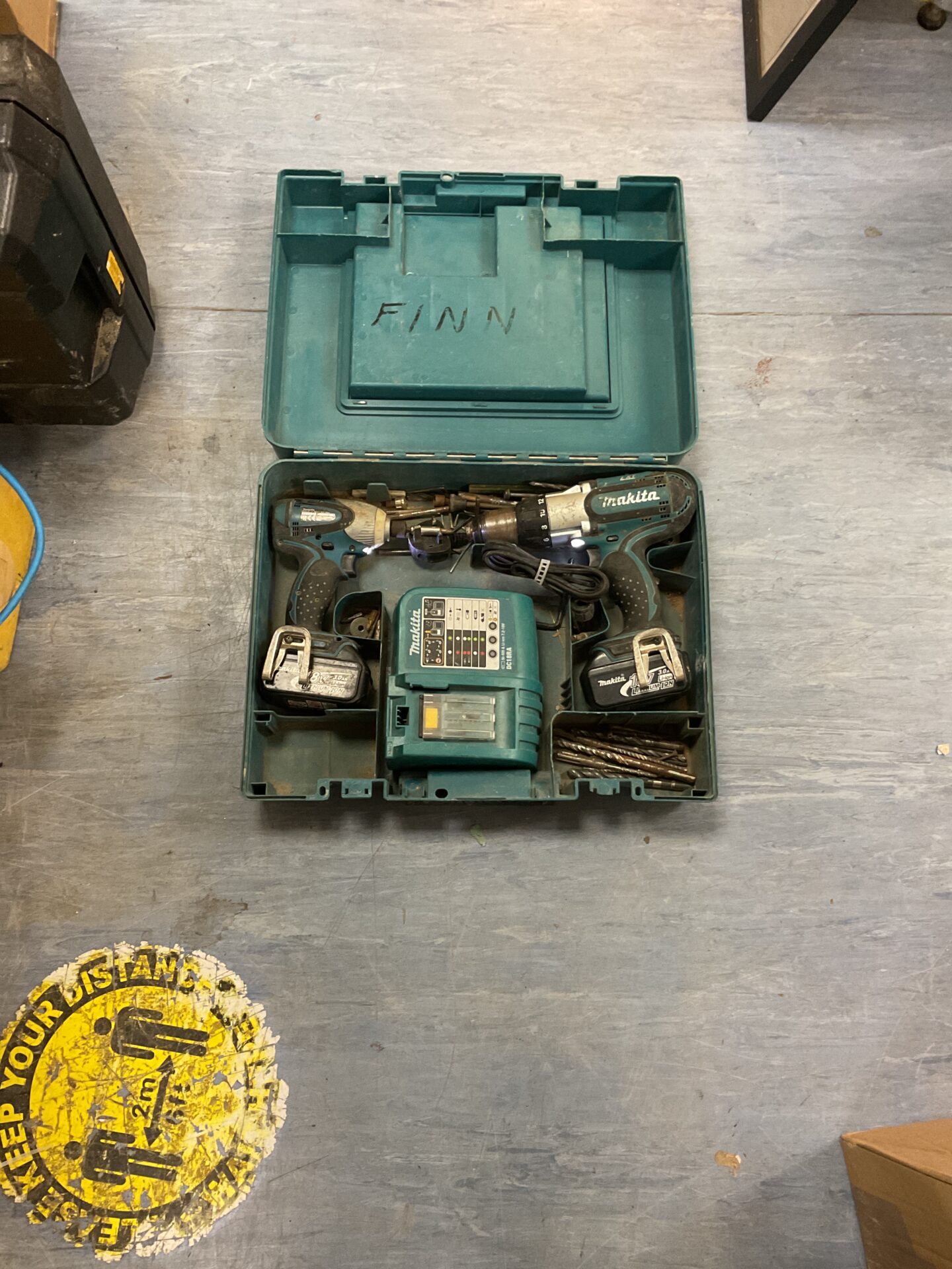 1046 Makita cordless combi drill and impact driver with batteries and charger both working