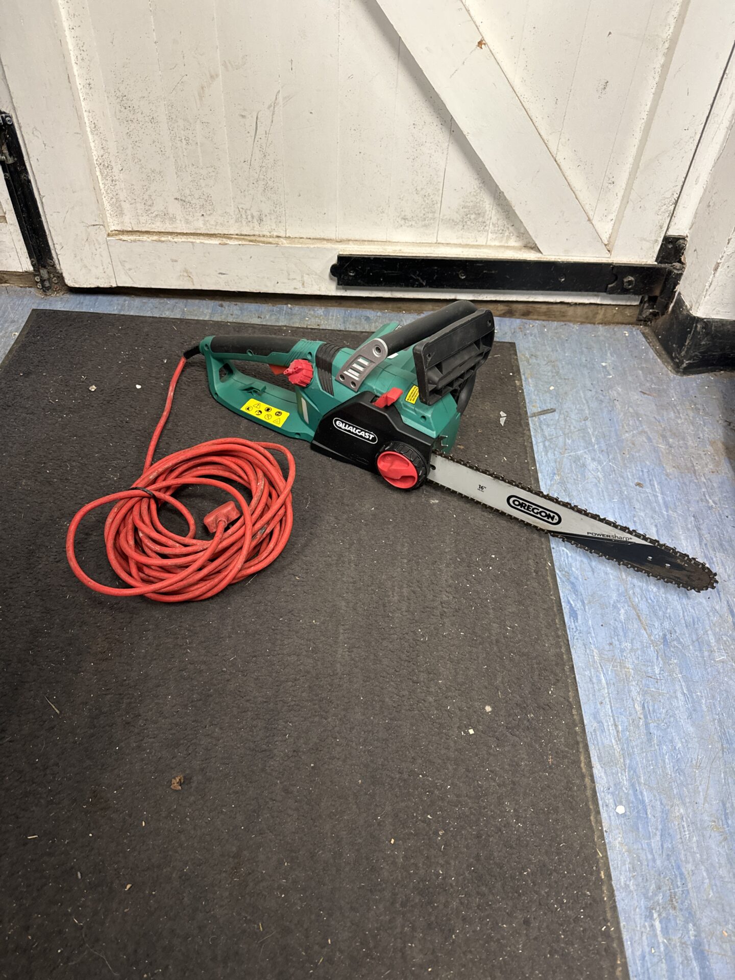 1015 Qualcast electric chainsaw – working