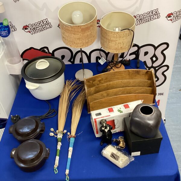 Mixed lot of table lamps, soup maker, and document holder.