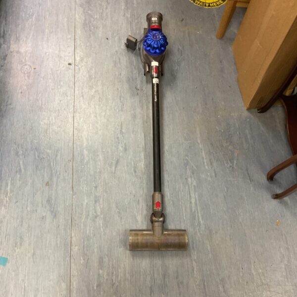Front view of a grey Dyson V7 Motorhead cordless vacuum cleaner.