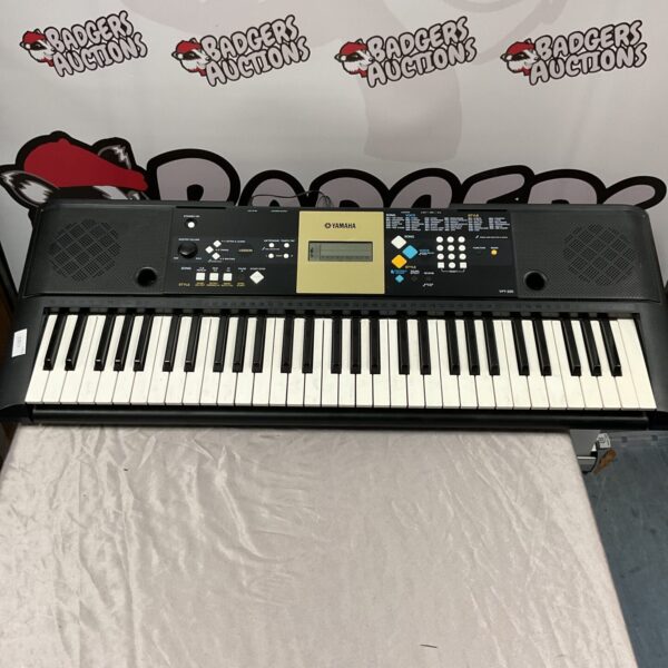Yamaha YPT-220 portable keyboard in good condition.