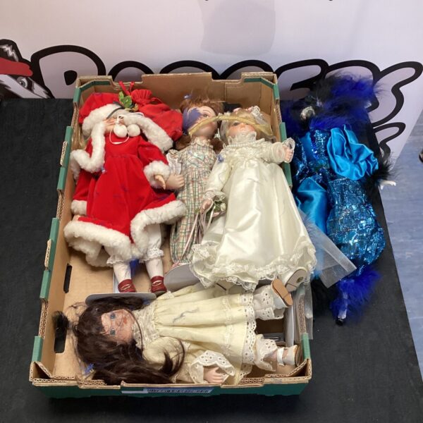 Tray of mixed vintage and costume dolls for collectors.