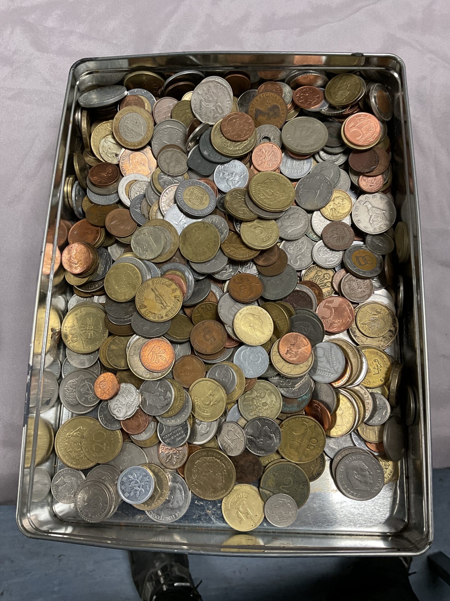 824 Tin of assorted coins