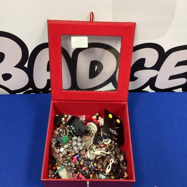 Assorted costume jewellery lot with necklaces and beads.