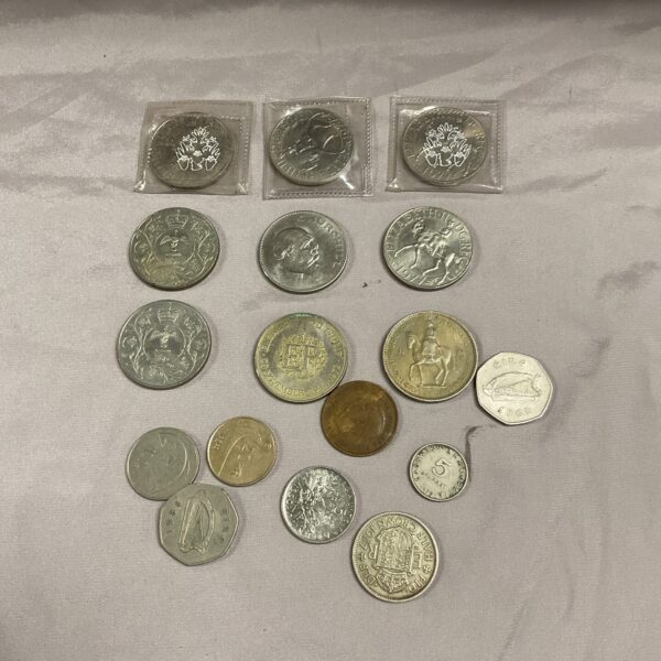 Mixed lot of British commemorative coins for collectors.