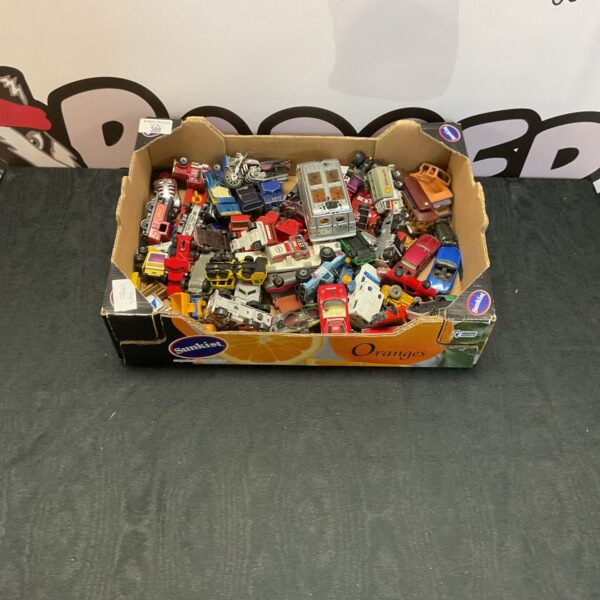 Mixed lot of vintage diecast model cars and vehicles.