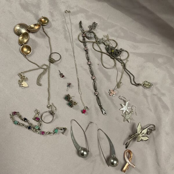 Assortment of vintage and fashion costume jewellery pieces.