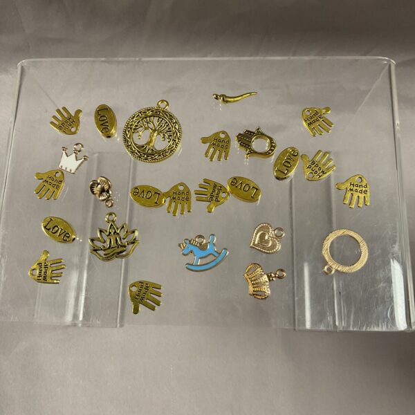 Gilt charms and pendants in a mixed lot for crafting.
