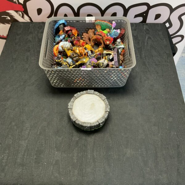 Tray of assorted Skylanders figures for collectors and gaming fans.