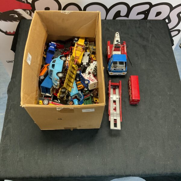 Mixed lot of diecast model vehicles, including Matchbox and Corgi.