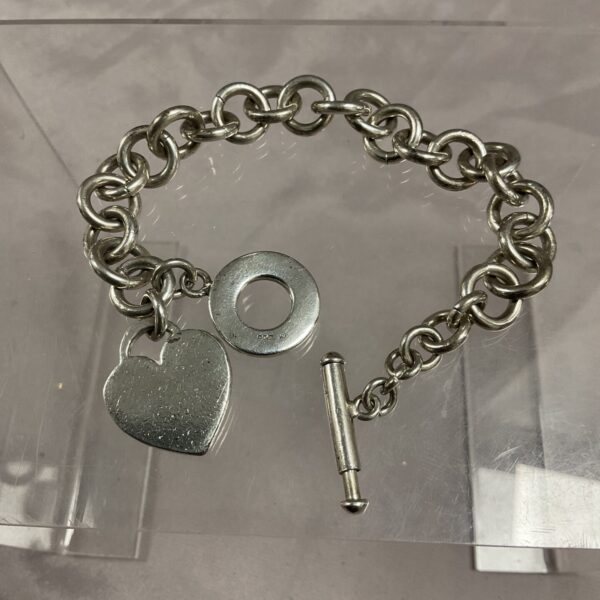 Hallmarked silver T bar bracelet with a secure clasp.