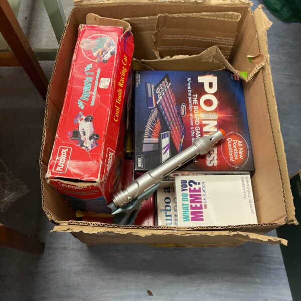Board game bundle including 'What Do You Meme' and 'Pointless'.