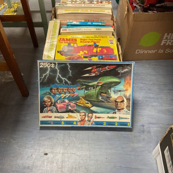 Mixed lot of vintage board games and puzzles including Thunderbirds.
