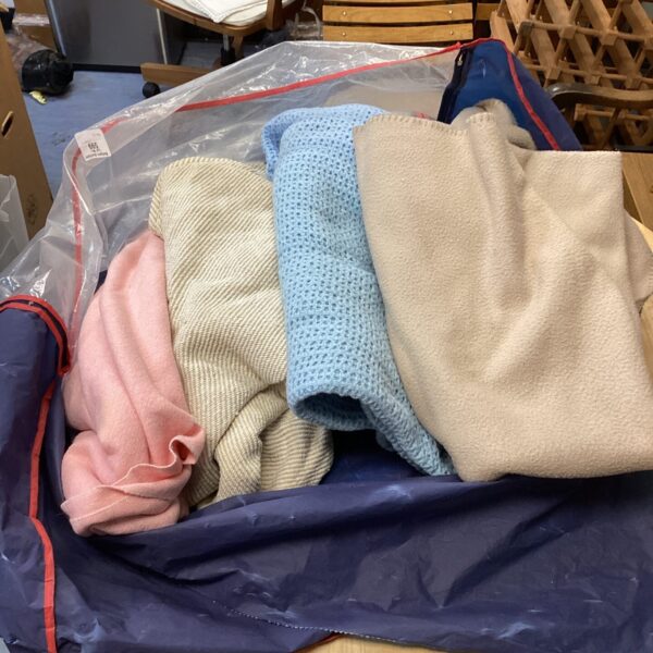 Lot of four vintage woollen blankets with knitted patterns.