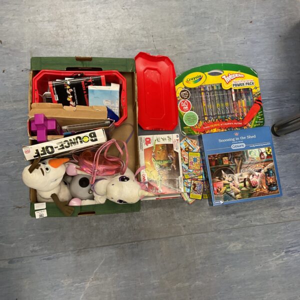 Mixed toy lot including Crayola, Gibson puzzles and Meccano.