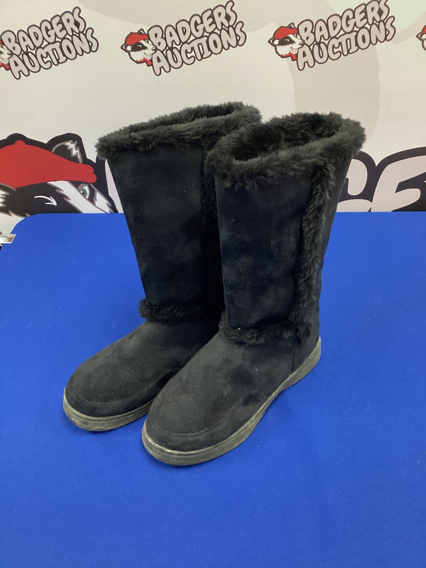 550 Pair of ladies winter boots size 7