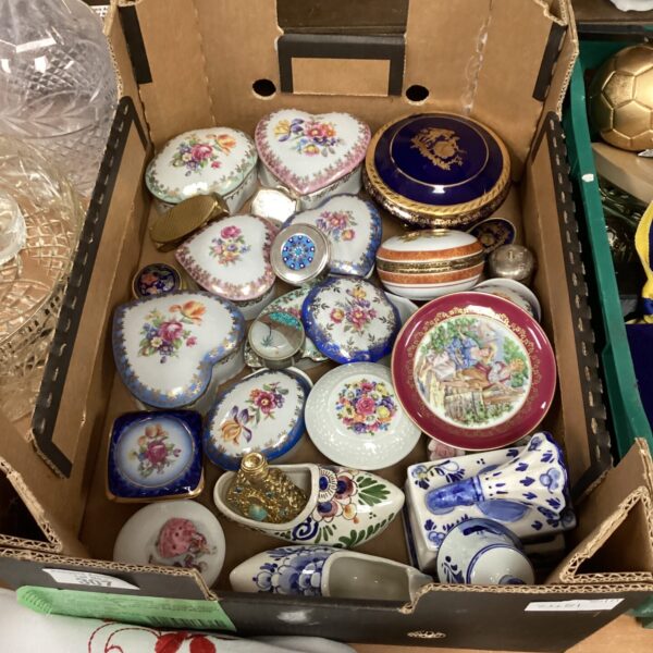 Vintage miniature china pill pots and collectible lot.