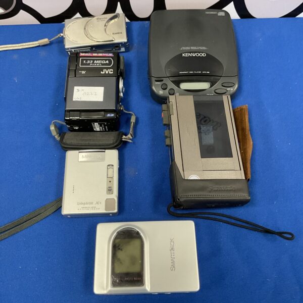 Vintage digital camera lot including Konica, JVC, and Minolta brands.