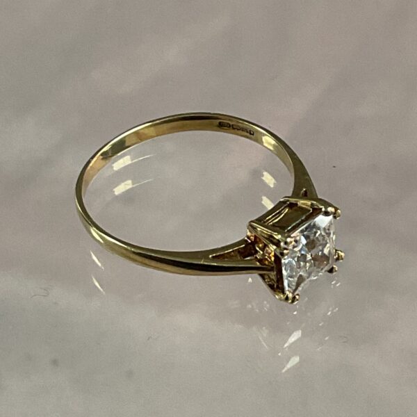 9ct gold ring with a cubic zirconia stone, size O.